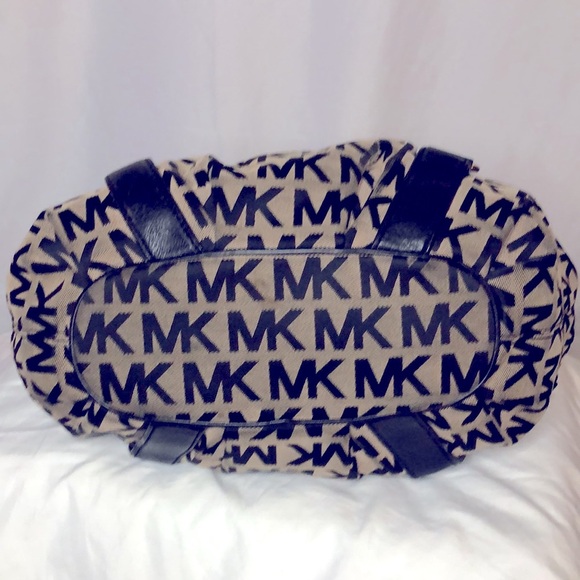 MICHAEL KORS tan and black signature satchel. Leather and canvas exterior. - Picture 11 of 16